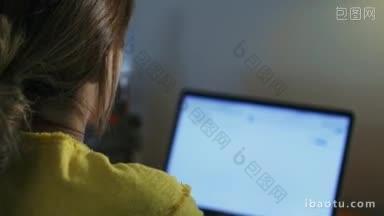 年轻美丽的西班牙妇女头痛，而工作与笔记本电脑在<strong>家里</strong>女孩按摩额头和学习很晚
